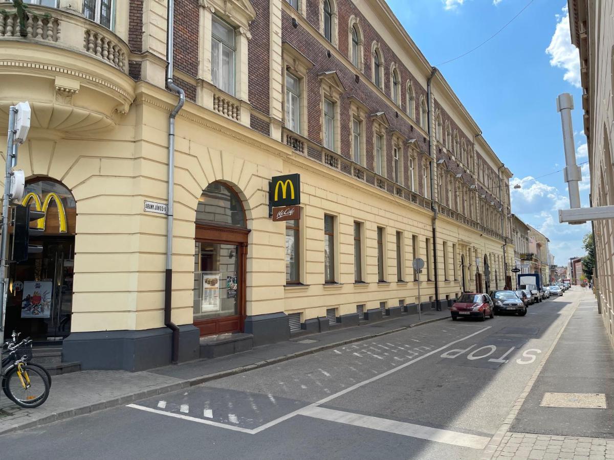 Hostel Rooms Дебрецен Екстер'єр фото